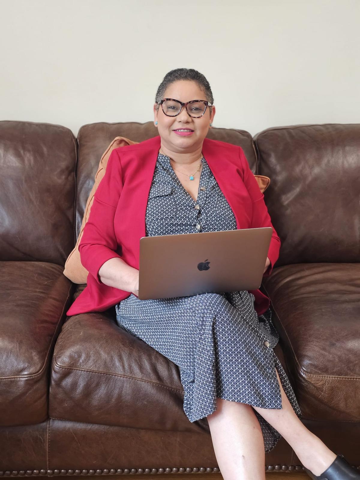 Raida Sánchez trabajando con su computadora